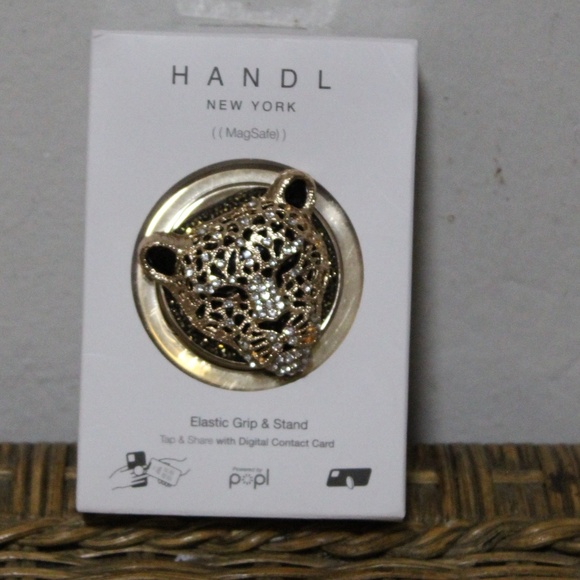 Handl New York MagSafe. Elastic Grip & Stand.  Rhinestone Cheetah Head. - Picture 1 of 6